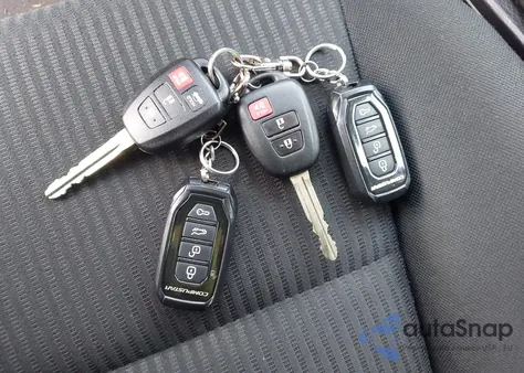 2016 Toyota Rav4 Le z USA, uszkodzony, nr VIN JTMBFREV2GJ070703